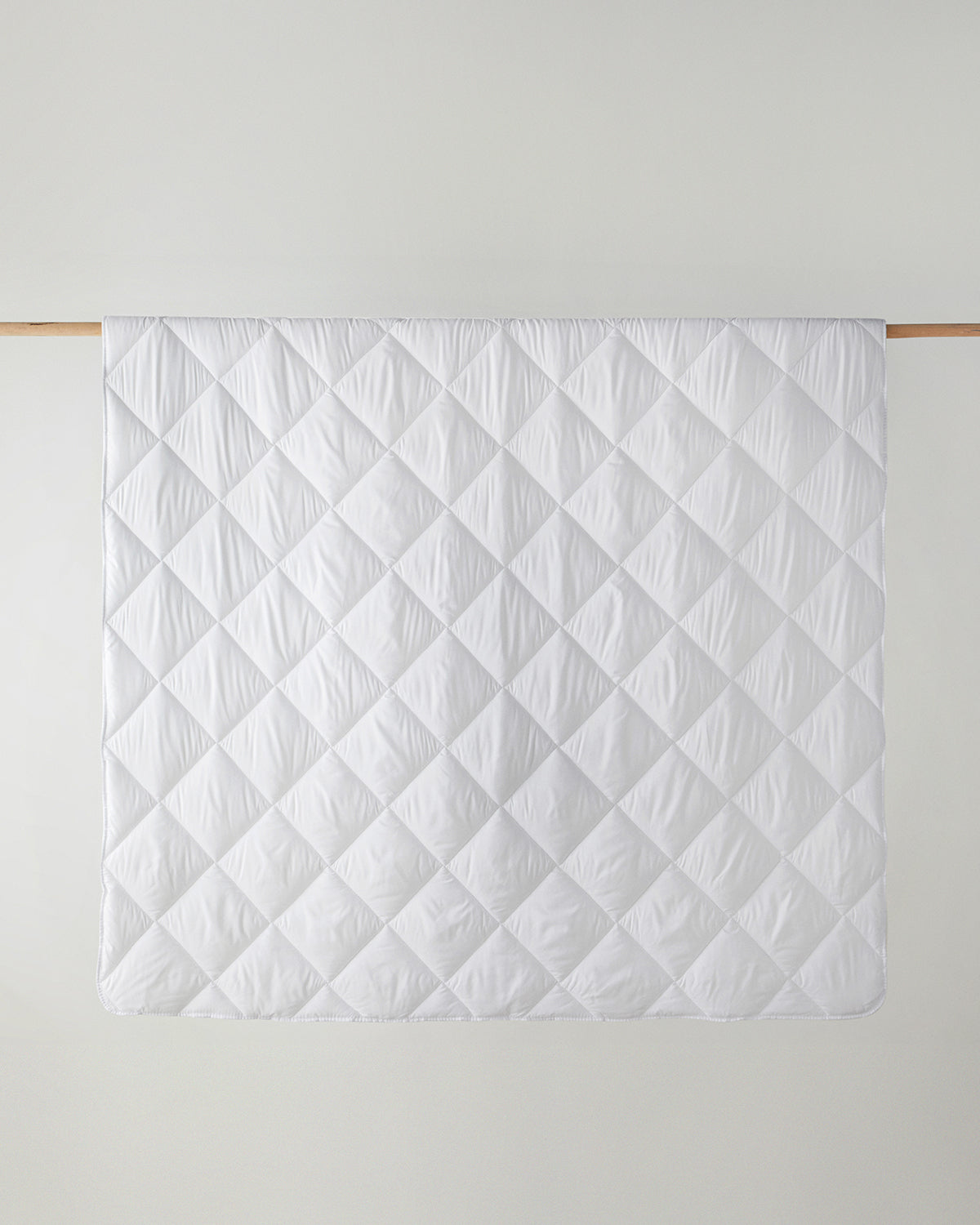 Siesta Microfiber Quilt White (view 3)