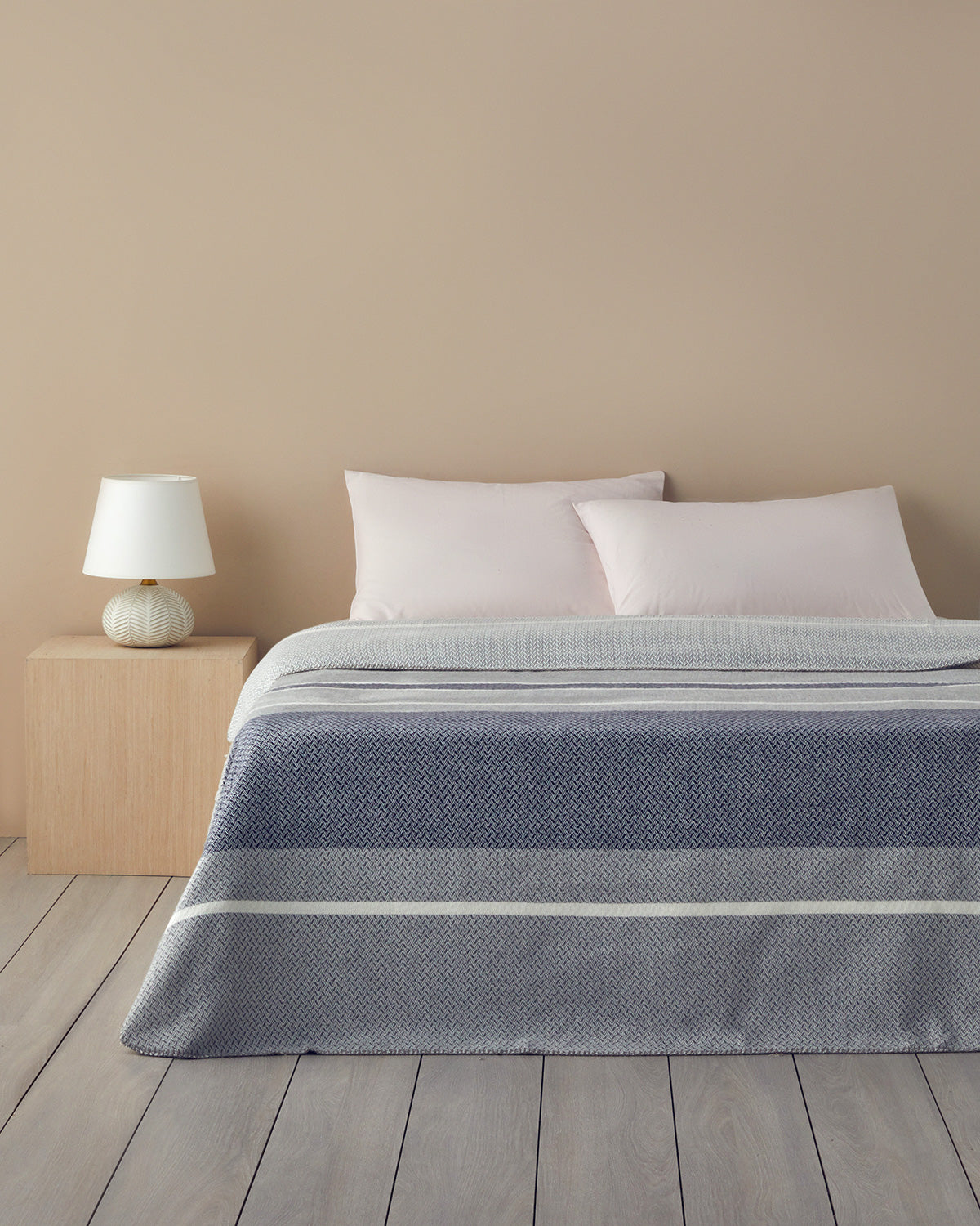 Barleycorn Scotch Single Size Blanket 150x200 cm Navy Blue (view 2)