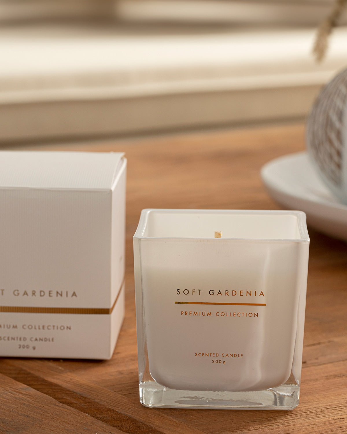 Soft Gardenia Scented Candle 200 g Gold (view 3)