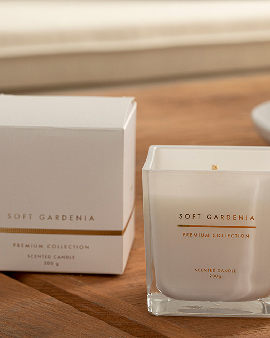 Soft Gardenia Scented Candle 200 g Gold (view 5)