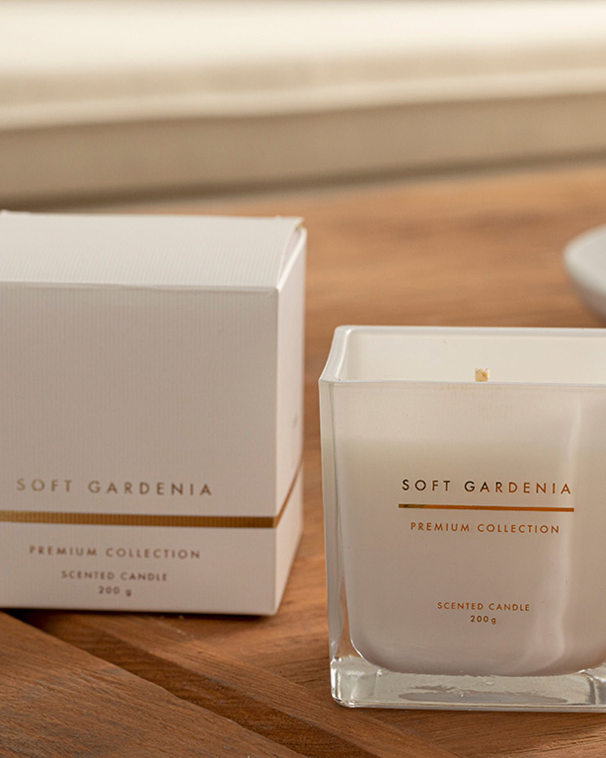 Soft Gardenia Scented Candle 200 g Gold (view 5)