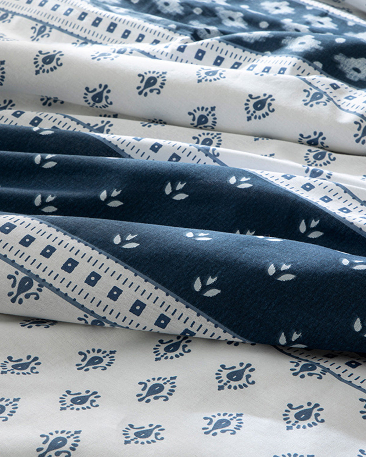 Joyous Patches Cotton Double Size Duvet Cover Set 200x220 cm Indigo (view 3)