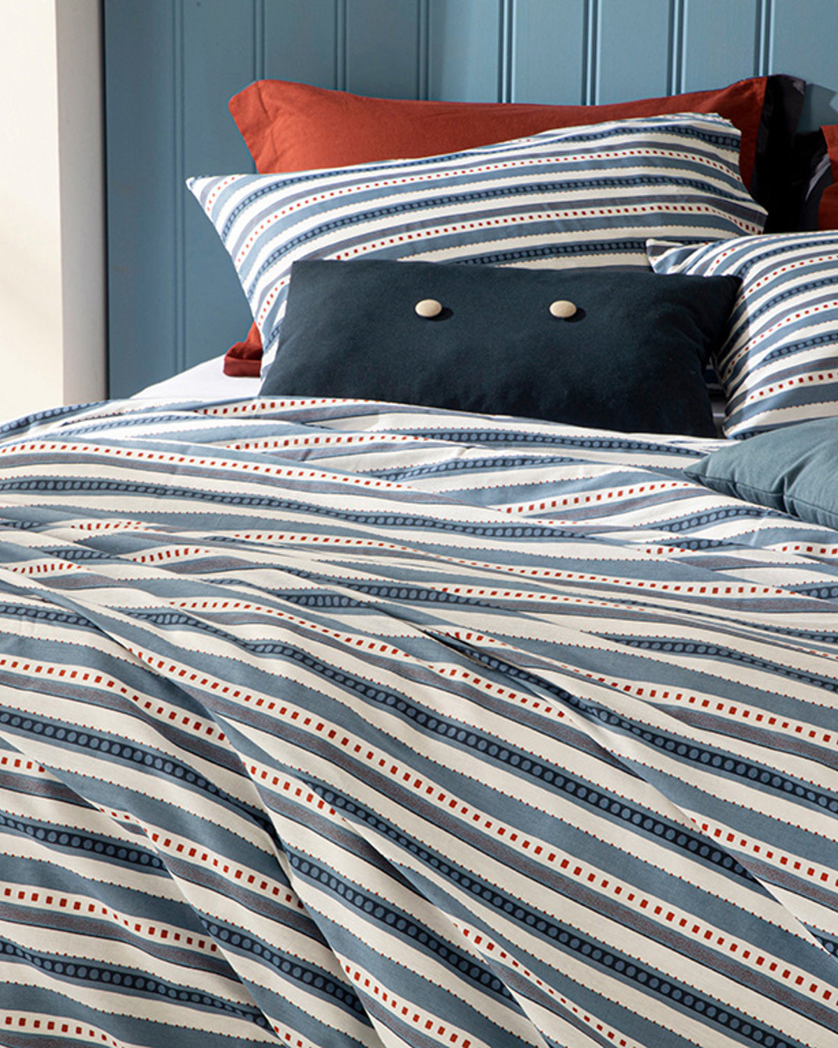 Coastline Cotton King Size Duvet Cover Set 240x220 cm Indigo (view 3)