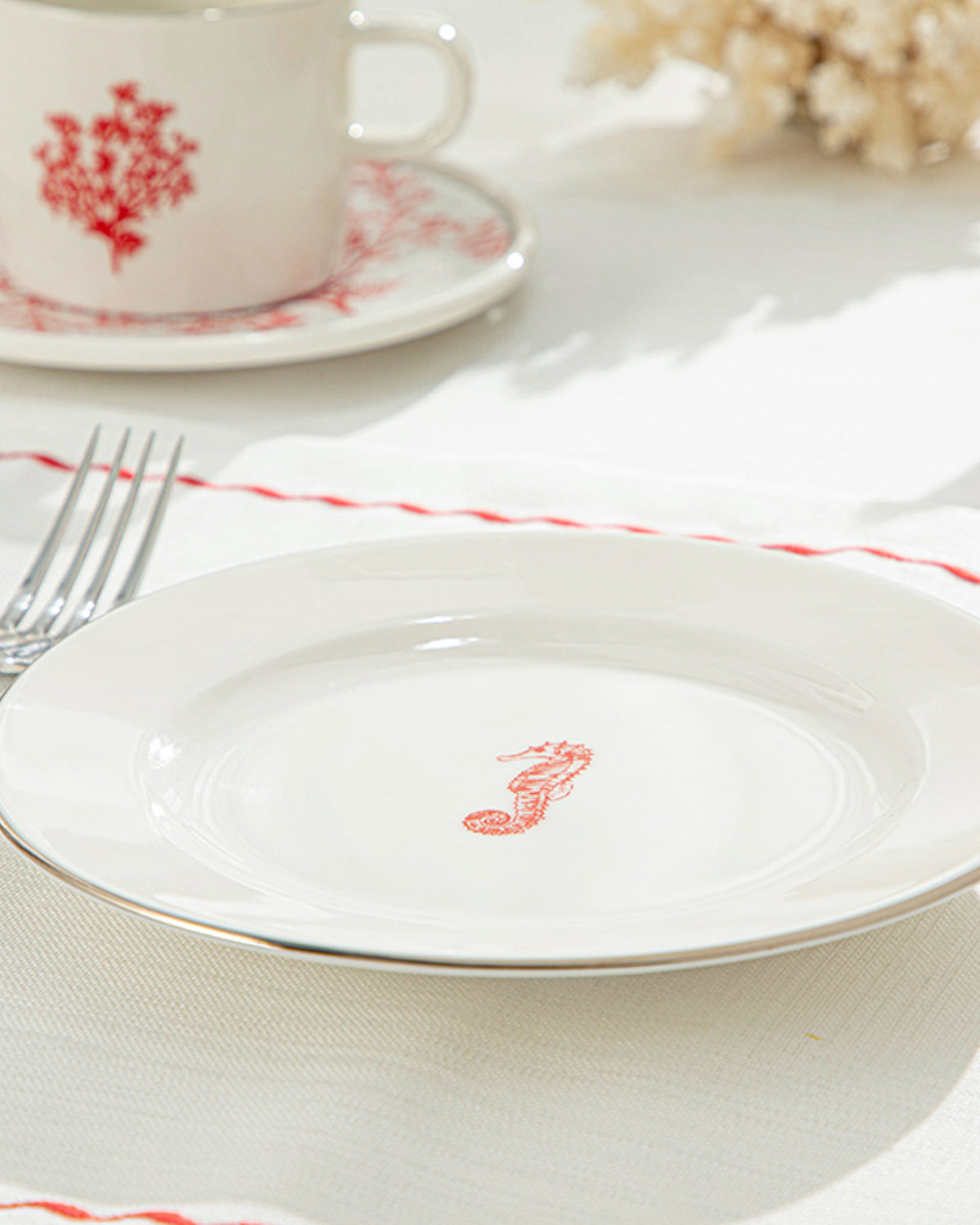 Seahorse Bone Porcelain Cake Plate 17 cm White - Red (view 2)