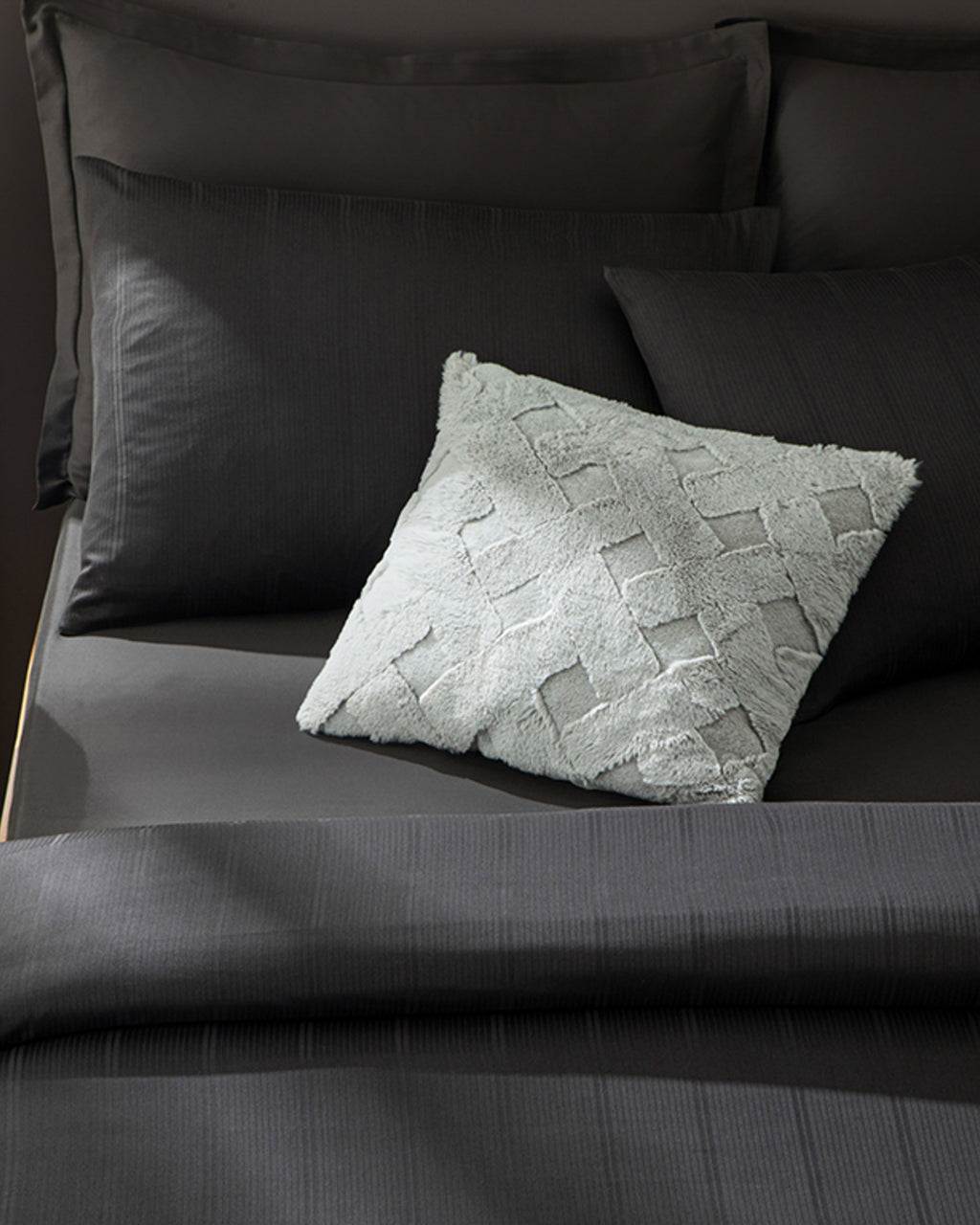 Listral Striped Cotton Satin in a Box King Size 4 Pillows Duvet Cover Set 240x220 cm Anthracite (view 3)