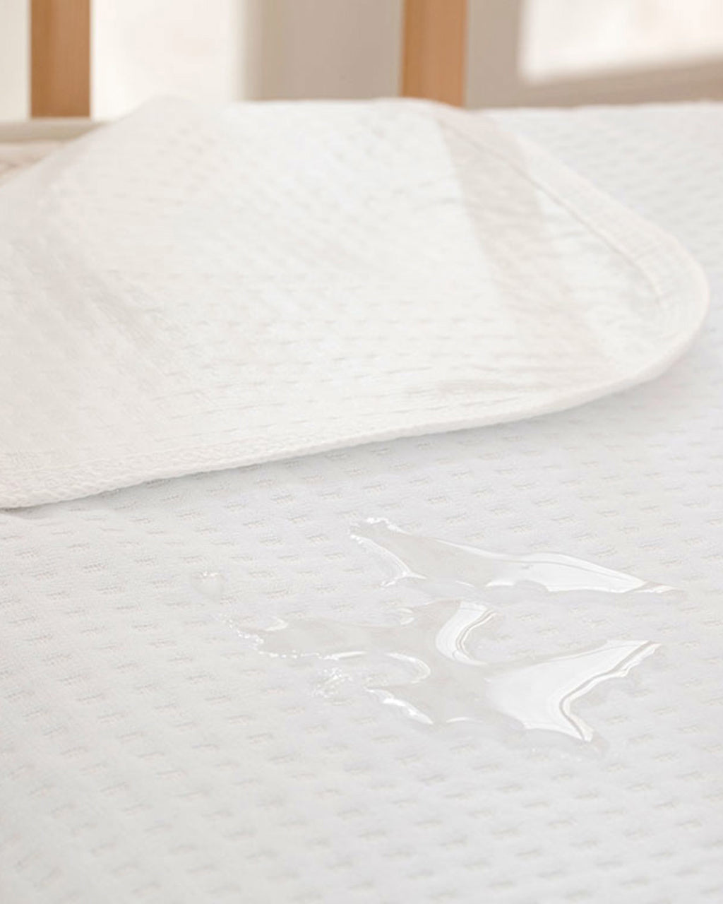 Deluxe 3D Waterproof Baby Mattress Protector 70x140 cm White (view 5)
