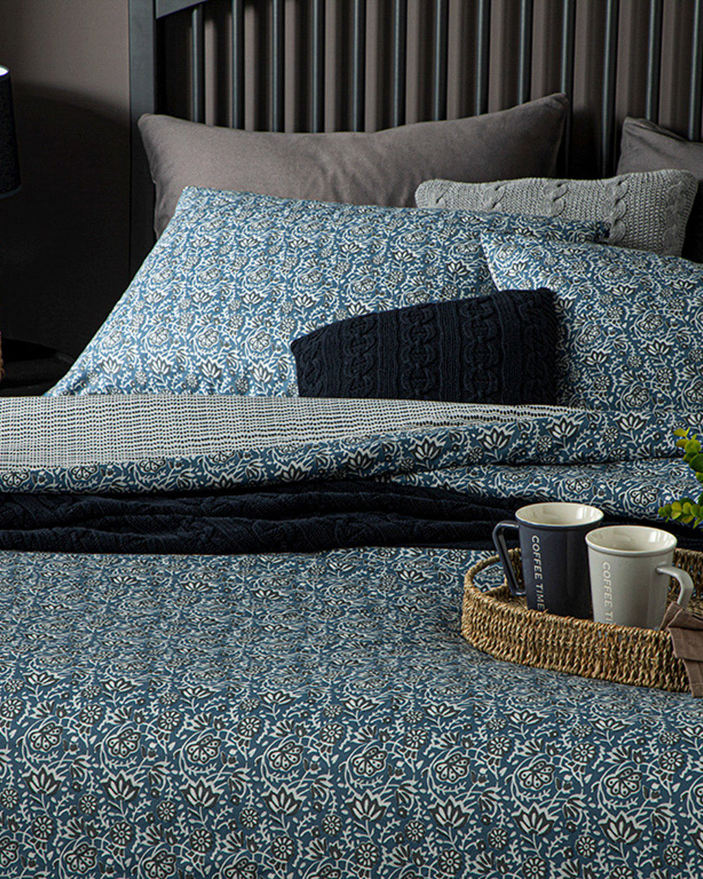 Floral Trail Crêpe Double Size Duvet Cover Set 200x220 cm Blue (view 3)