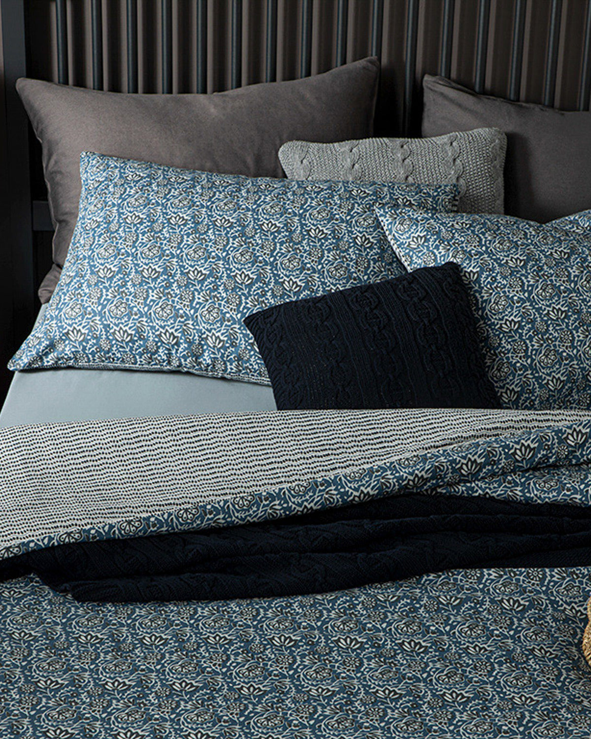 Floral Trail Crêpe Double Size Duvet Cover Set 200x220 cm Blue (view 4)