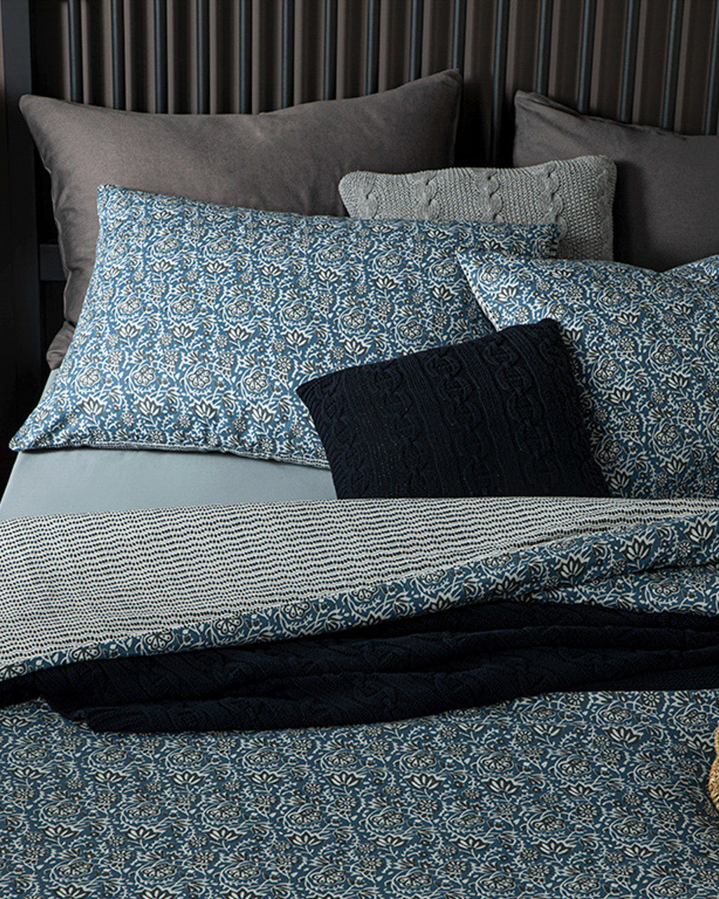 Floral Trail Crêpe Double Size Duvet Cover Set-Flat Sheet 200x220 cm Blue (view 4)