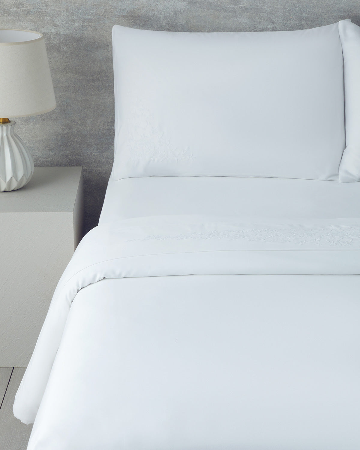 Laurel Cotton Satin Embroidered Double Duvet Cover Set 200x220 cm White (view 2)