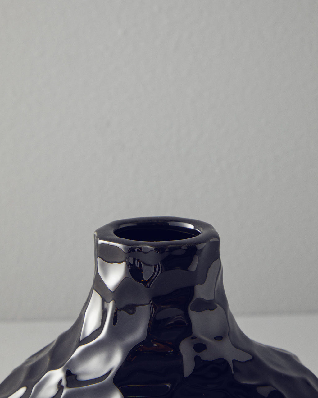 Tessa Ceramic Vase 14x12.7x15.5 cm Black (view 3)