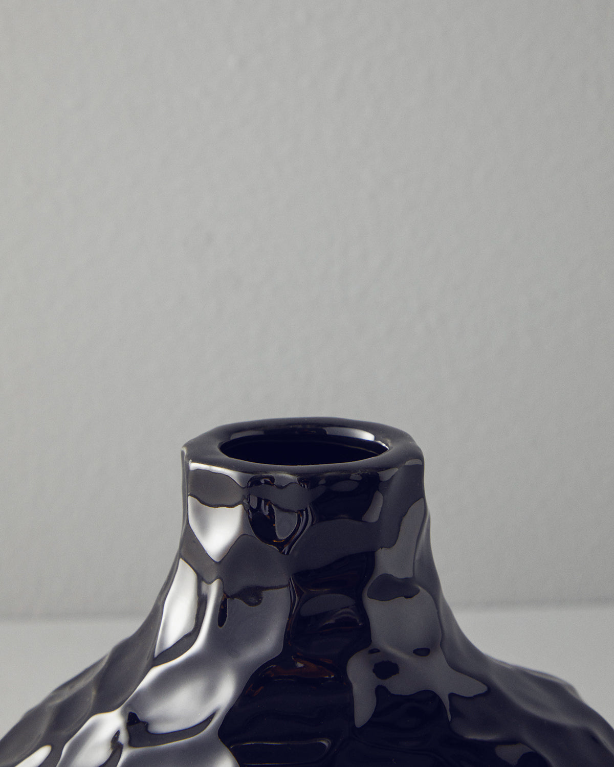 Tessa Ceramic Vase 14x12.7x15.5 cm Black (view 3)