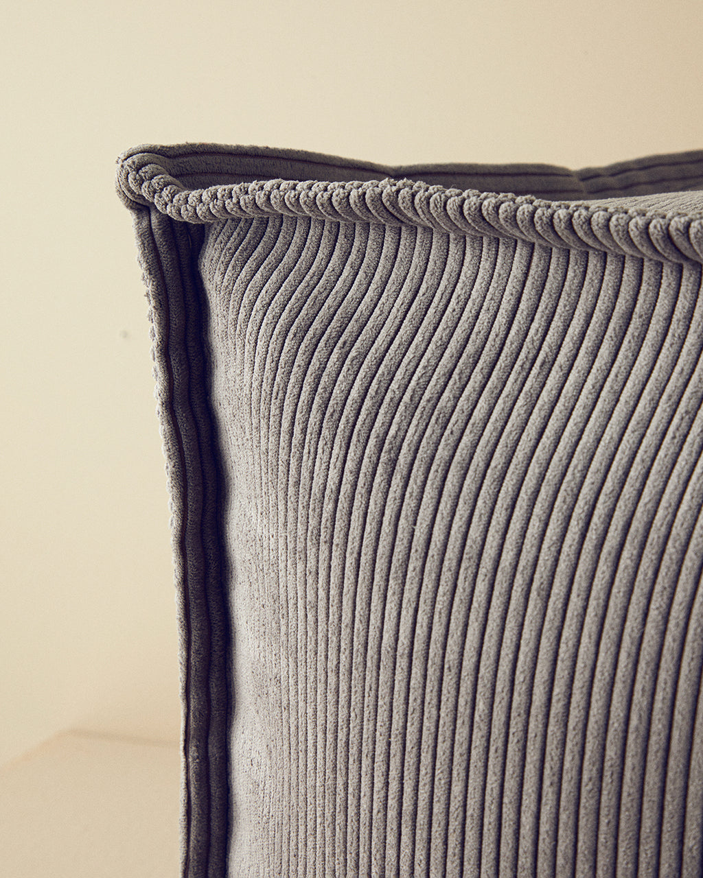 Mia Velvet Pouf 42x42 cm Anthracite (view 4)