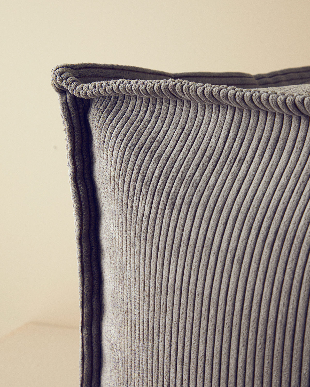Mia Velvet Pouf 42x42 cm Anthracite (view 4)