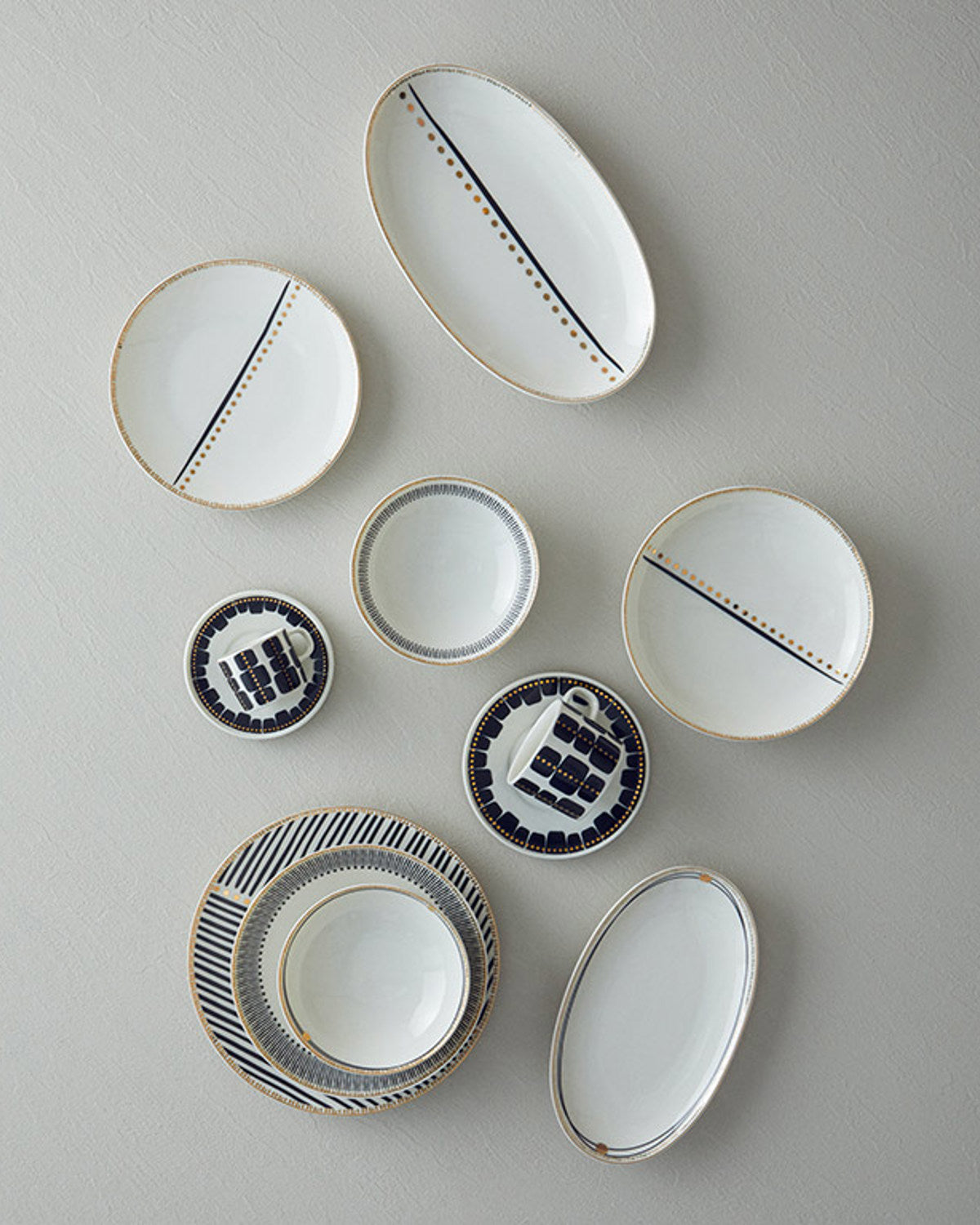 Modern Detail Bone Porcelain Cake Plate 20 cm Black (view 4)