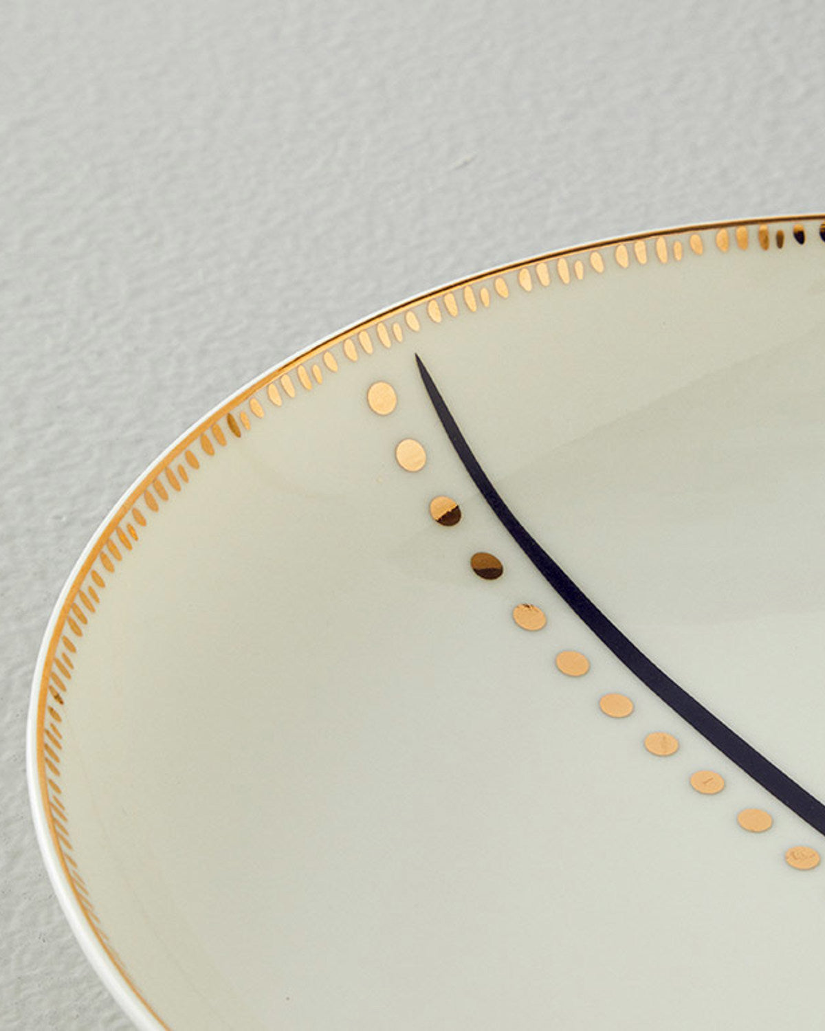 Modern Detail Bone Porcelain Deep Plate 20 cm Black (view 2)