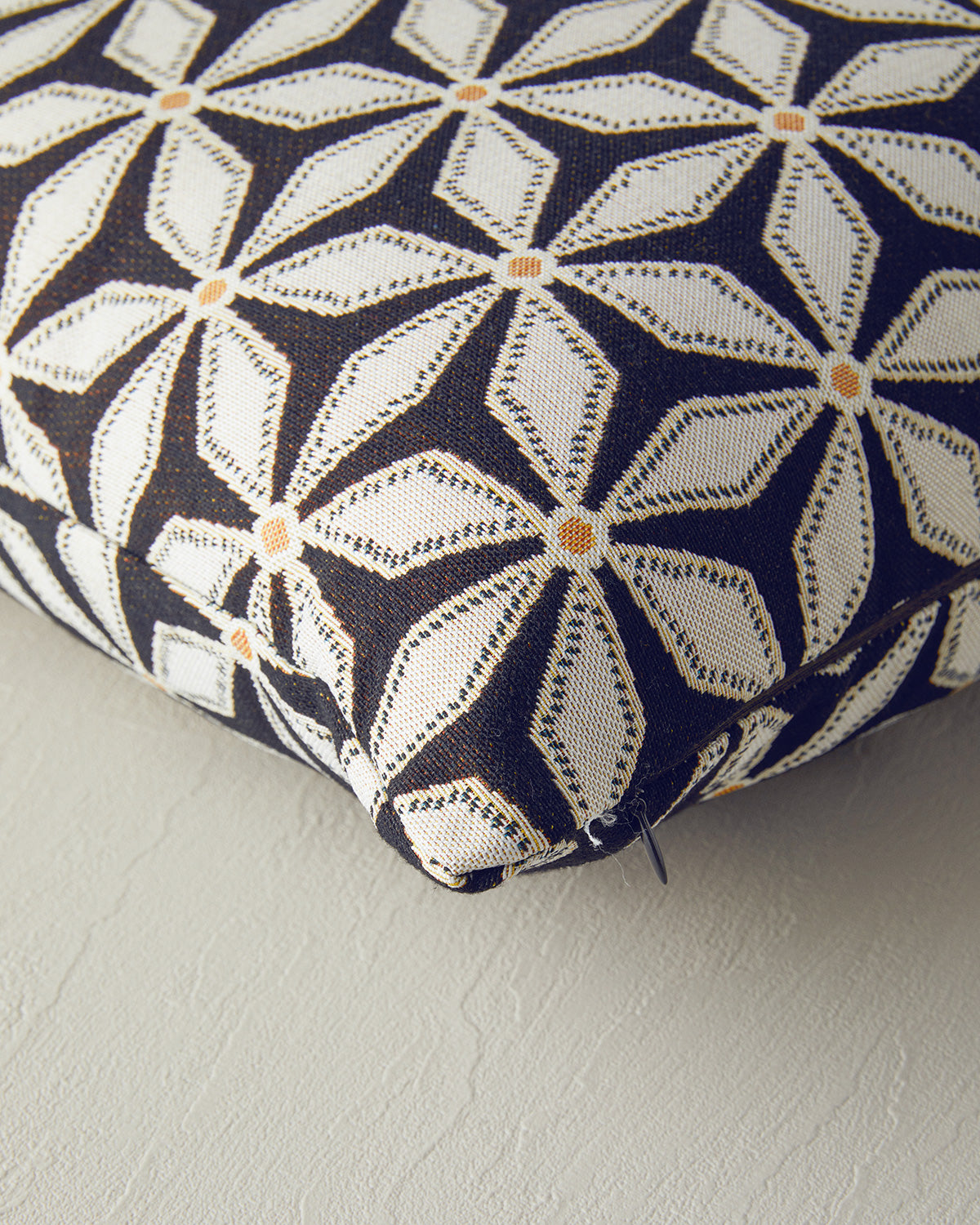 Dia Toss Pillow Cover 45x45 cm Black (view 2)