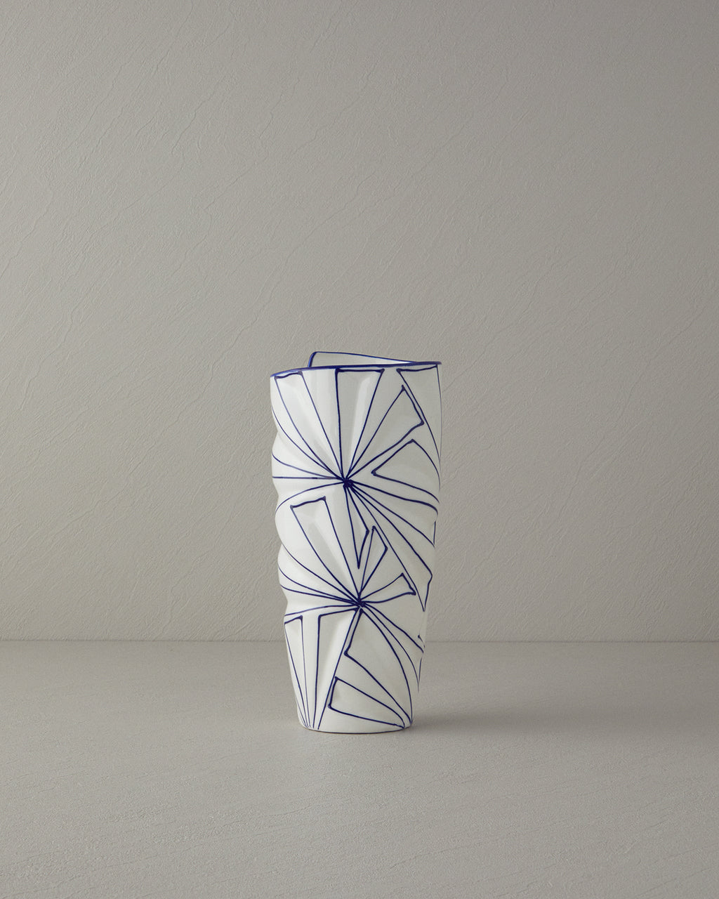 Gusto Vase White - Blue - 24 cm