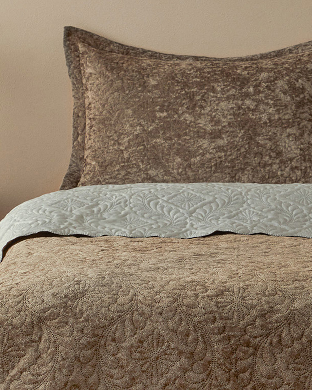 Royal Charm Velvet Double Size Bed Spread Set 200x220 cm Silver (view 2)
