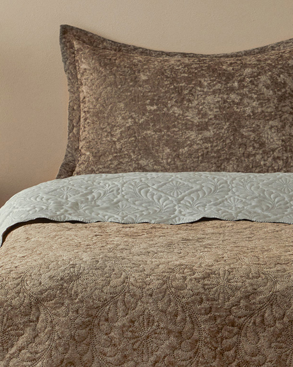 Royal Charm Velvet Double Size Bed Spread Set 200x220 cm Silver (view 2)