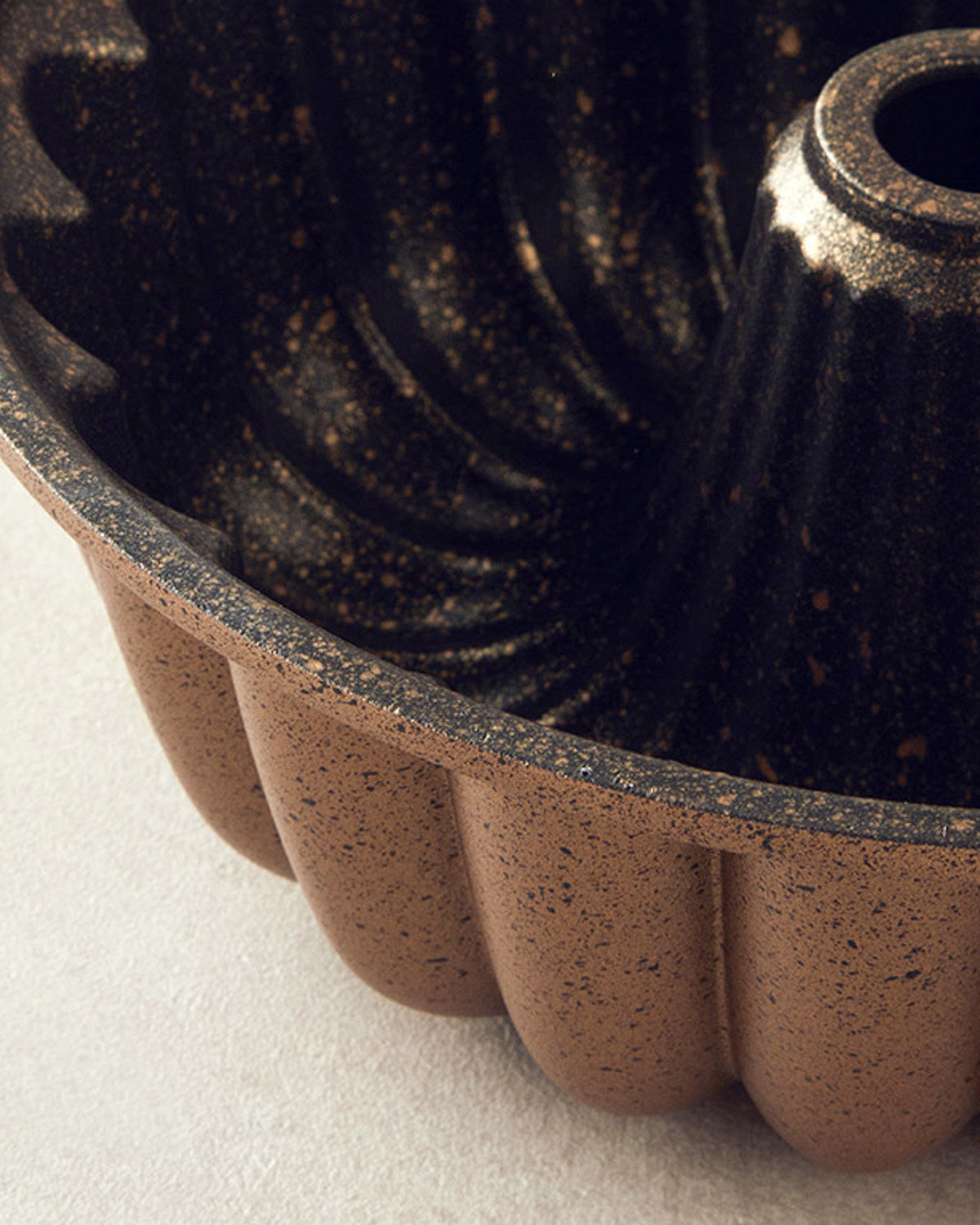 Cast Aluminum Cake Mold 25 cm Gold (view 3)