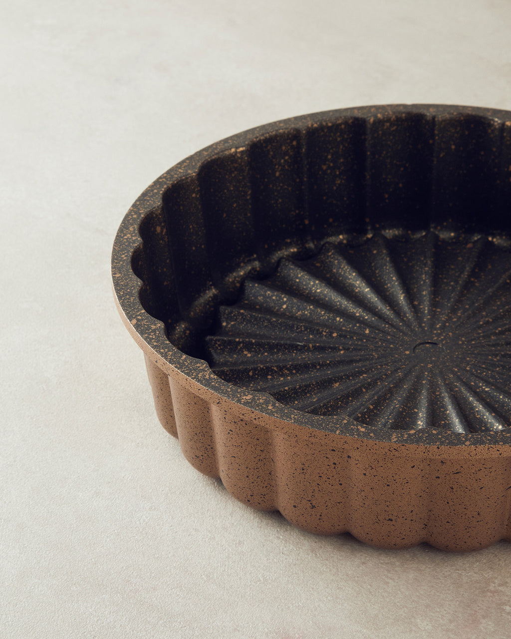 Cast Aluminum Cake Mold 25 cm Gold (view 3)