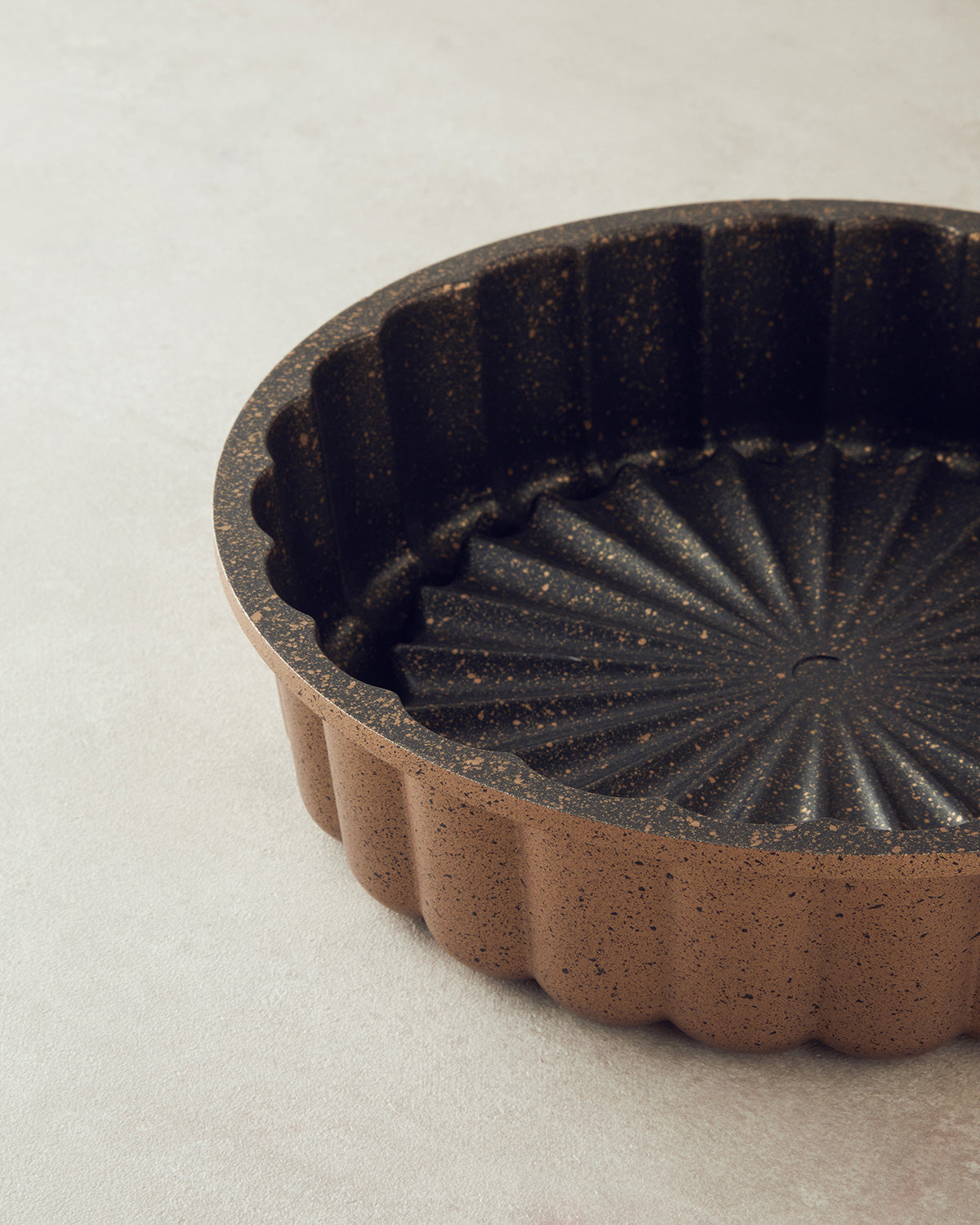 Cast Aluminum Cake Mold 25 cm Gold (view 3)
