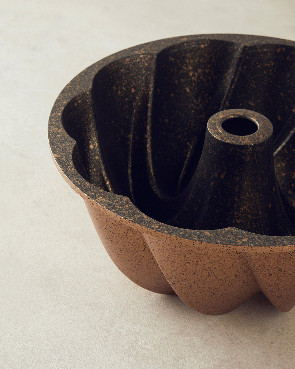 Cast Aluminum Cake Mold 25 cm Gold (view 3)