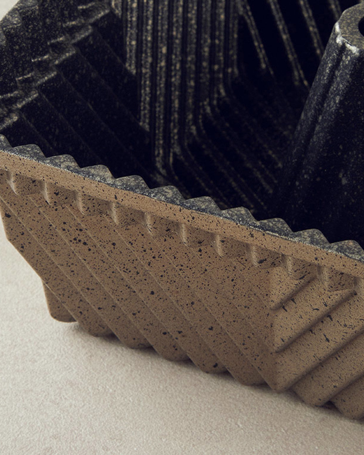 Cast Aluminum Cake Mold 22 cm Gold-Silver (view 3)