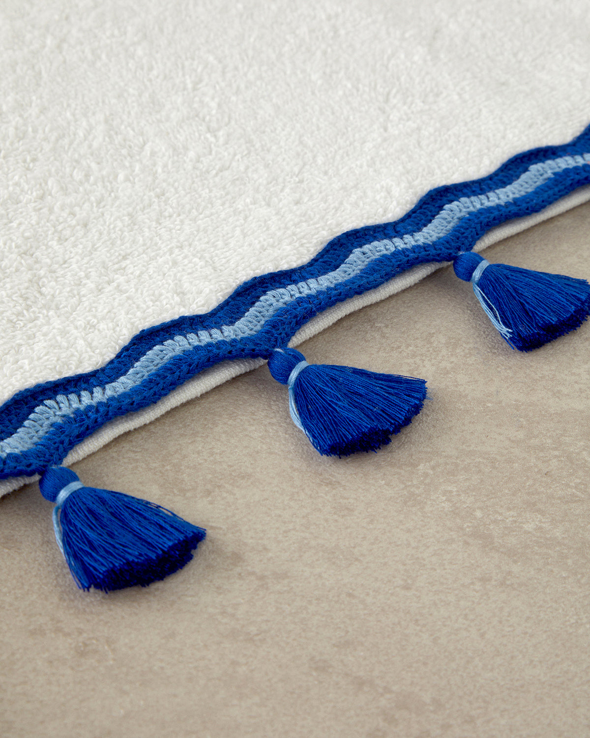Tufty Wave Cotton Fringed Face Towel 50x80 cm Ecru (view 2)