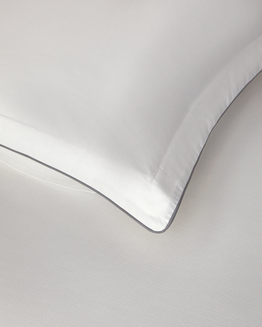 Kyle Cotton Piped Double Duvet Cover Set 200x220 cm White (view 4)