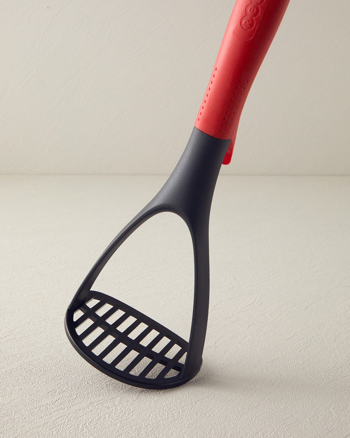 Amara Plastic Potato Masher Kitchen Tool 28 cm Red (view 2)