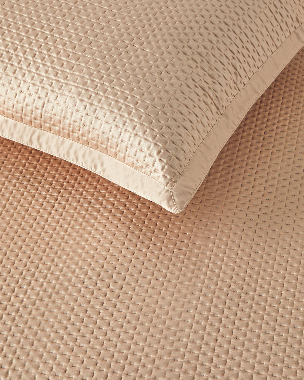 Sisilla Satin Bed Spread Set (view 8)