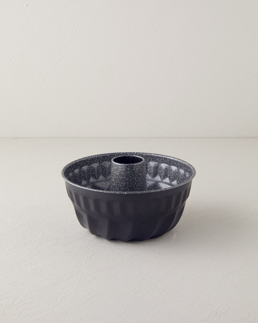 Patisserie Carbon Steel Classical Tube Cake Mold 23 cm Gray
