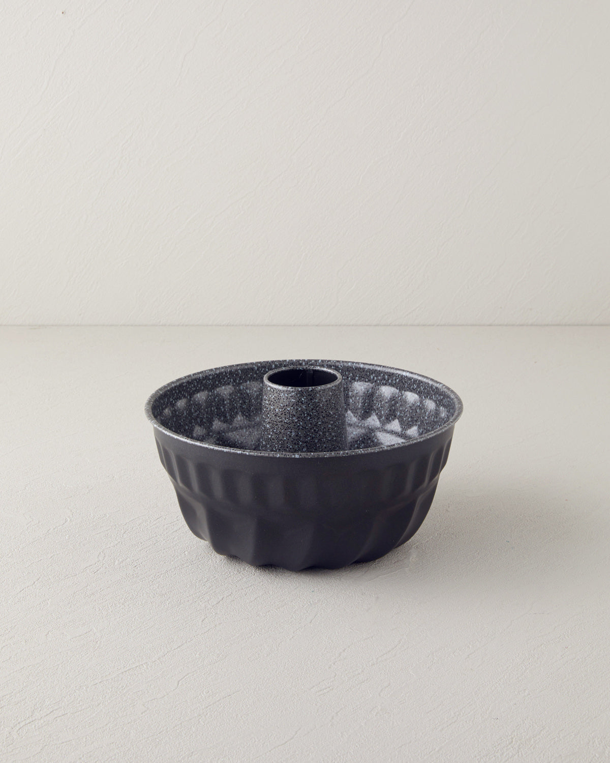 Patisserie Carbon Steel Classical Tube Cake Mold 23 cm Gray