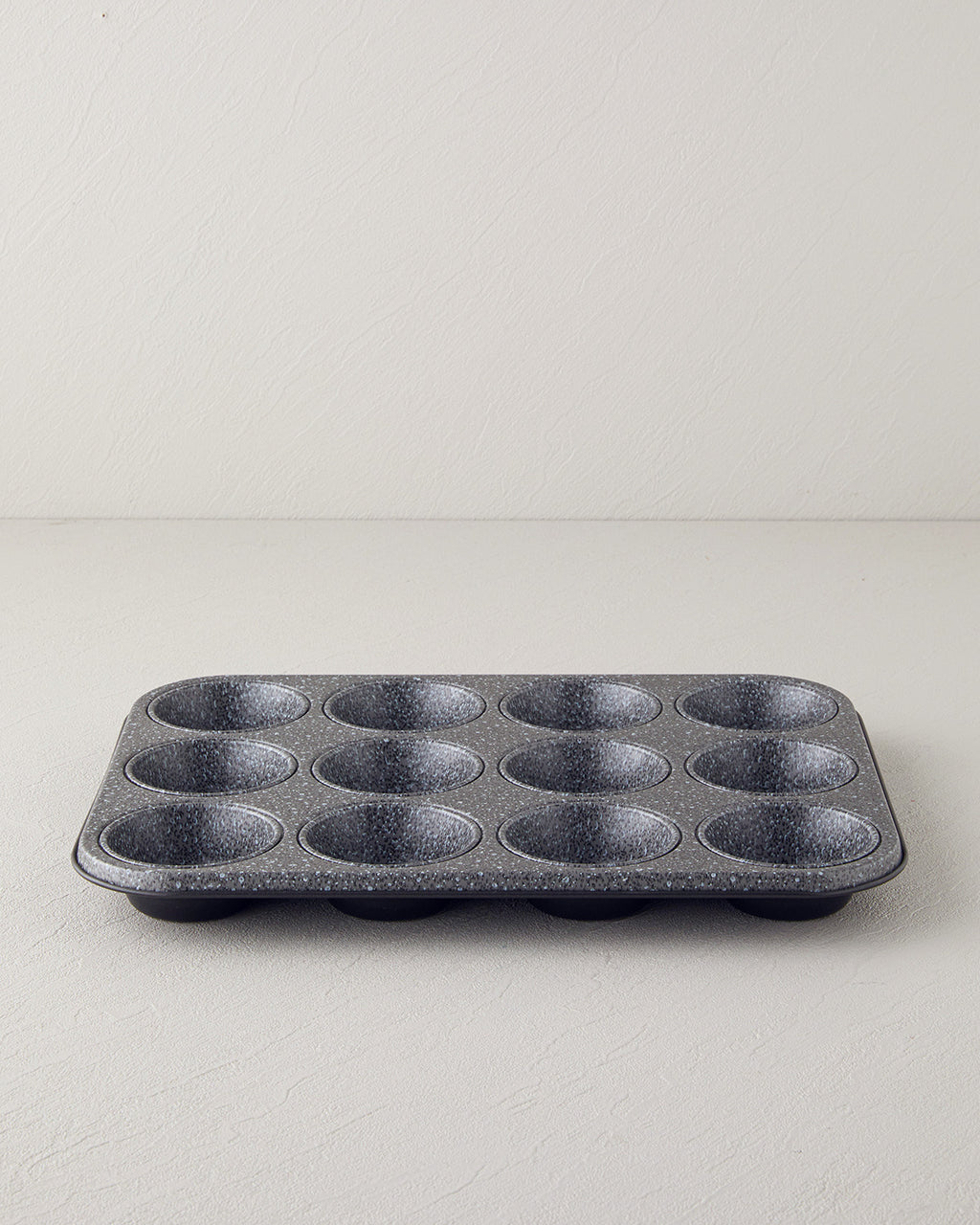 Patisserie Carbon Steel Classical Muffin Cake Mold 38x27 cm Black