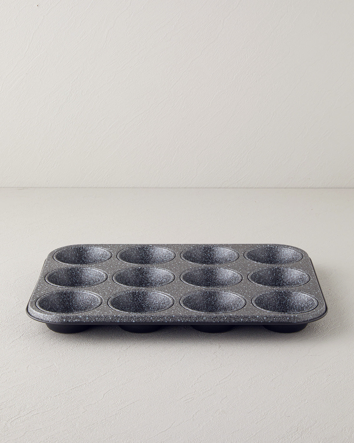 Patisserie Carbon Steel Classical Muffin Cake Mold 38x27 cm Black