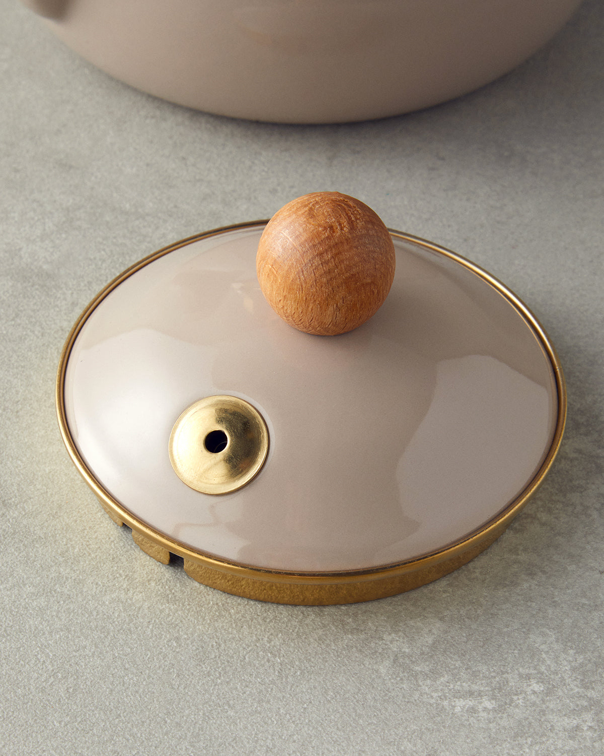 Perro Enamel Tea Pot 2 Litre Beige (view 3)