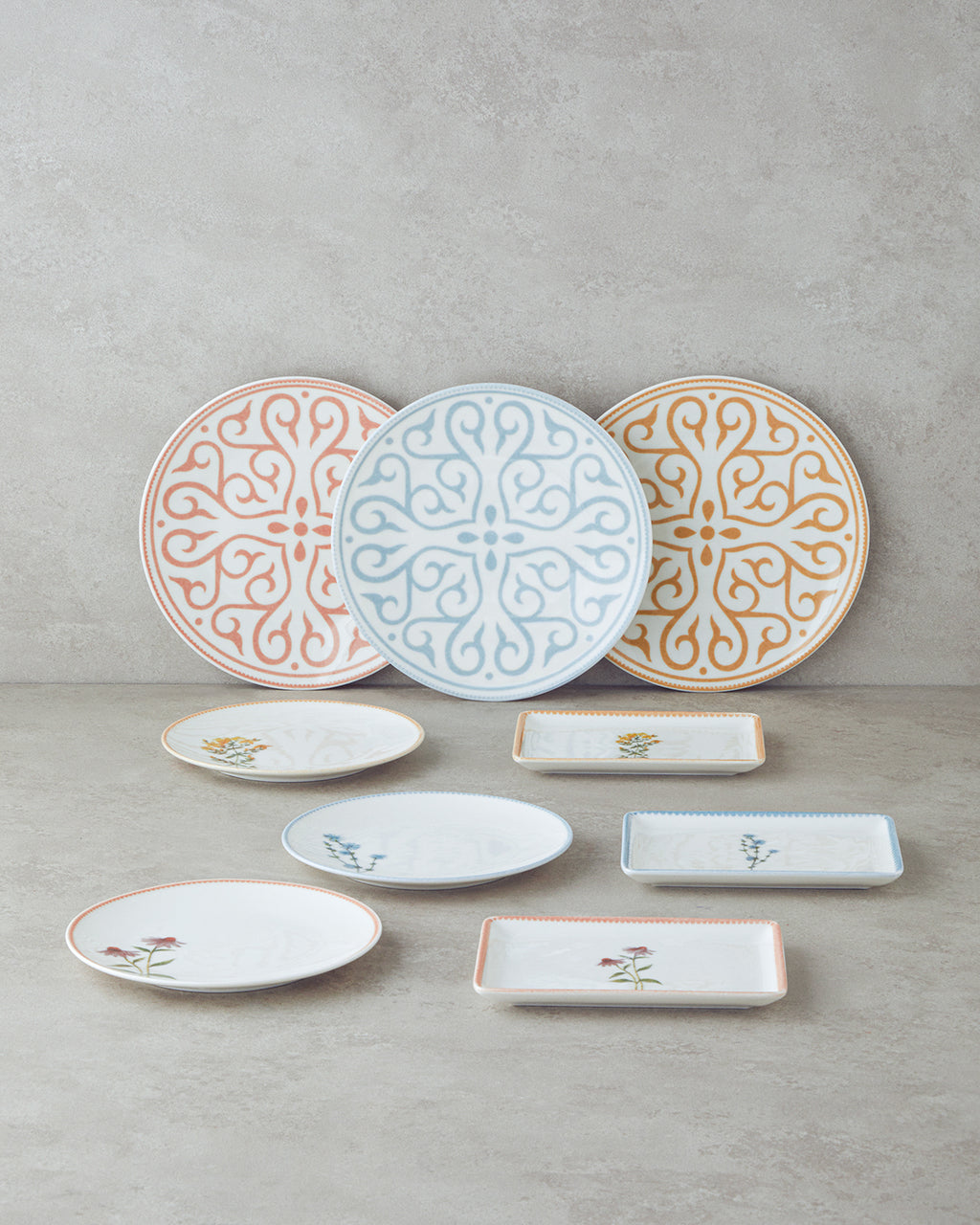 Porcelain Breakfast and Serving Set 18 Pieces, 6 Servings Colored