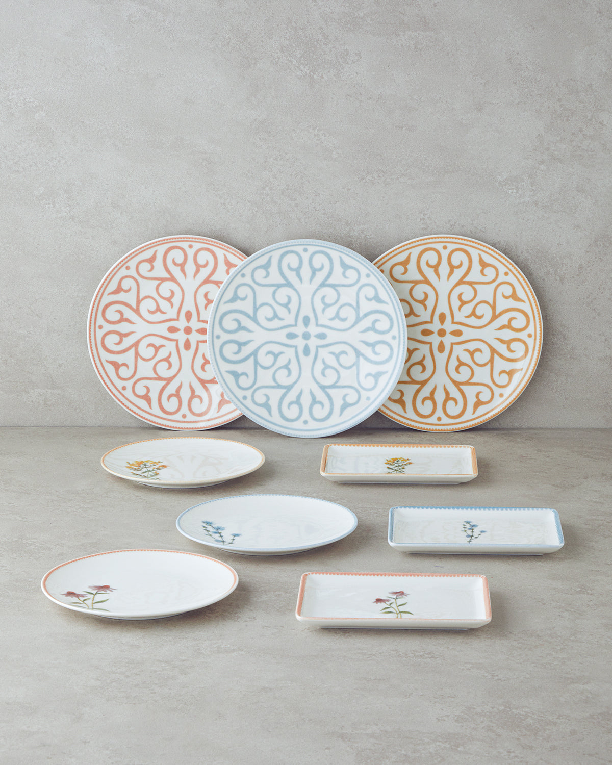 Porcelain Breakfast and Serving Set 18 Pieces, 6 Servings Colored