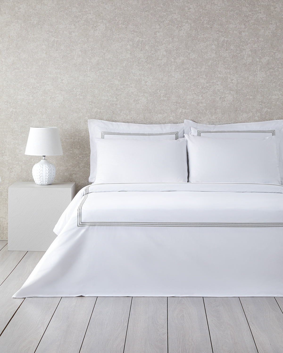 Modern Frame Embroidery Percale Super King Duvet Cover Set - Gold - 260x220 cm (view 2)
