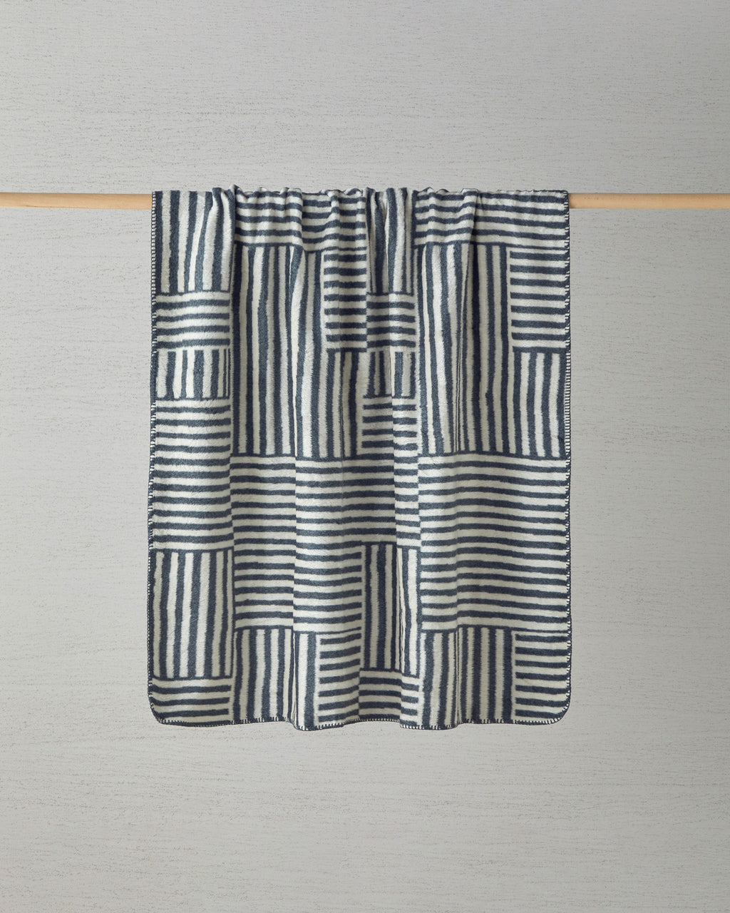 New Line Acrylic TV Blanket 130x170 cm Black-Cream