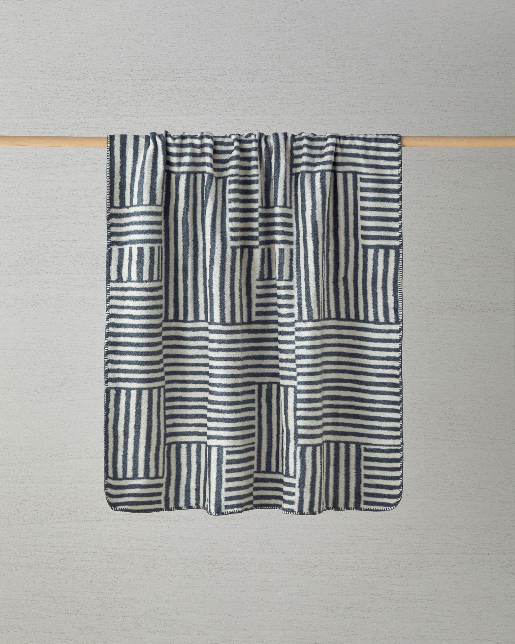 New Line Acrylic TV Blanket 130x170 cm Black-Cream