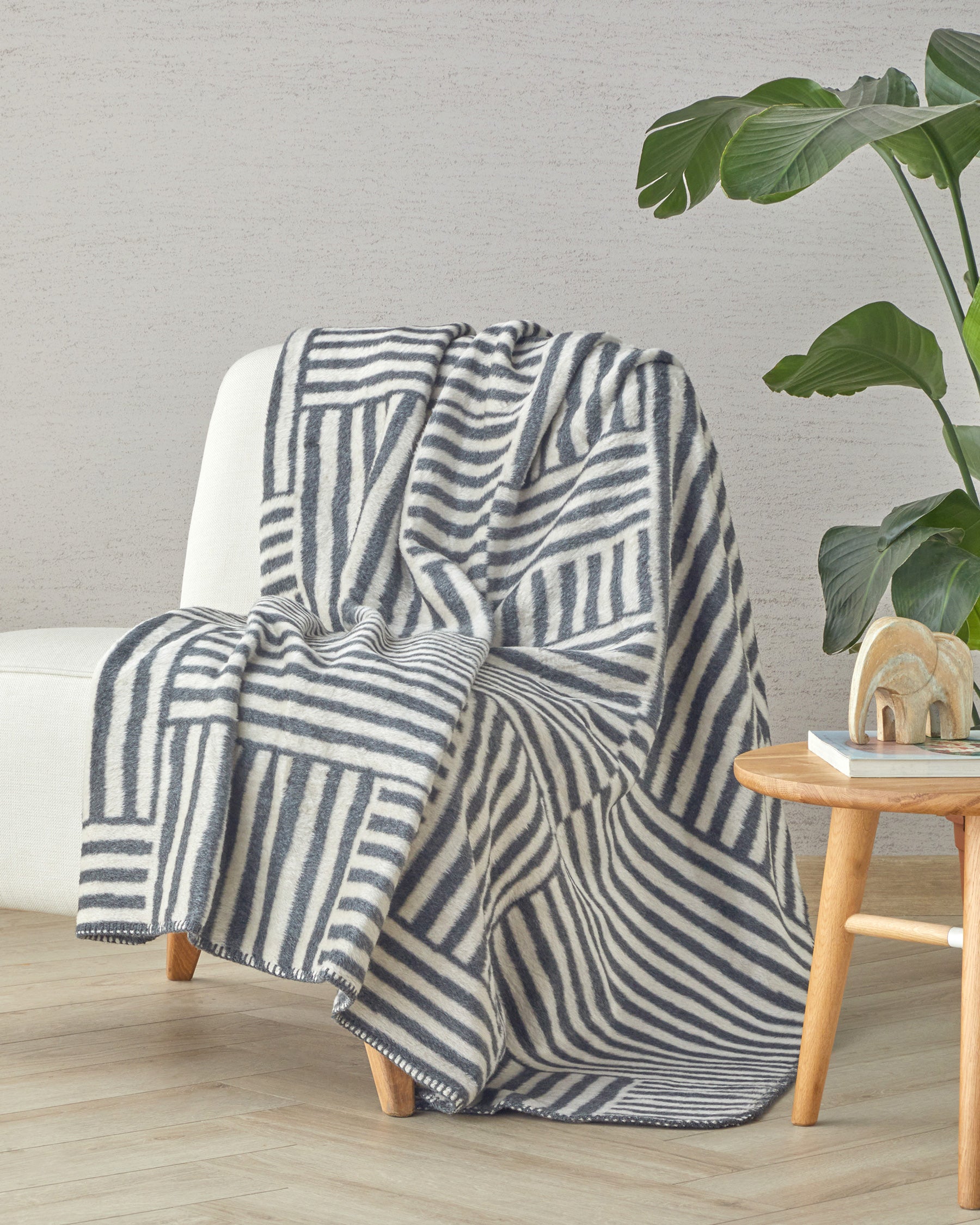 New Line Acrylic TV Blanket 130x170 cm Black-Cream (view 2)