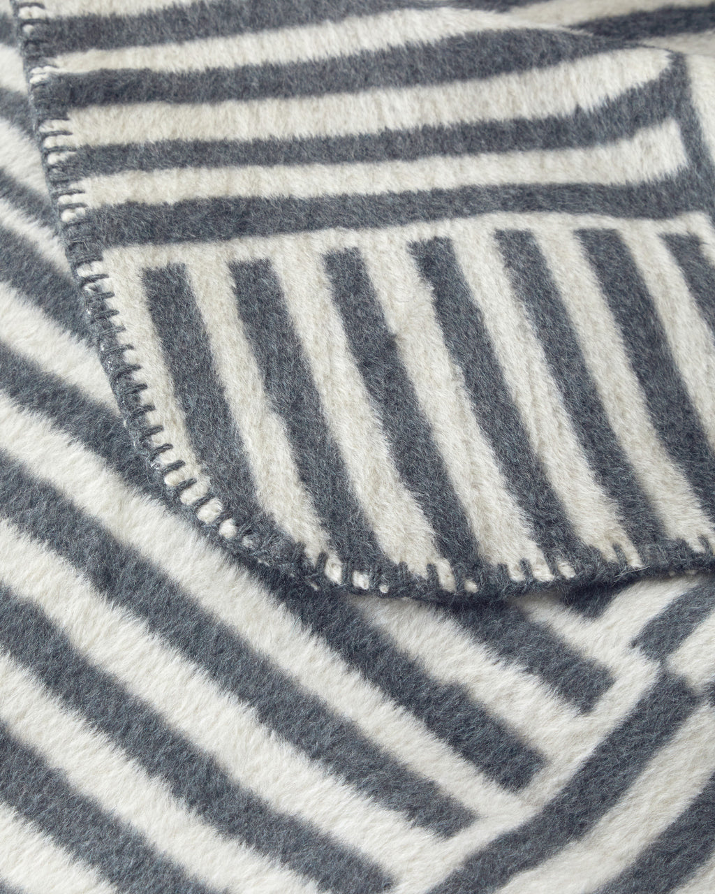 New Line Acrylic TV Blanket 130x170 cm Black-Cream (view 3)