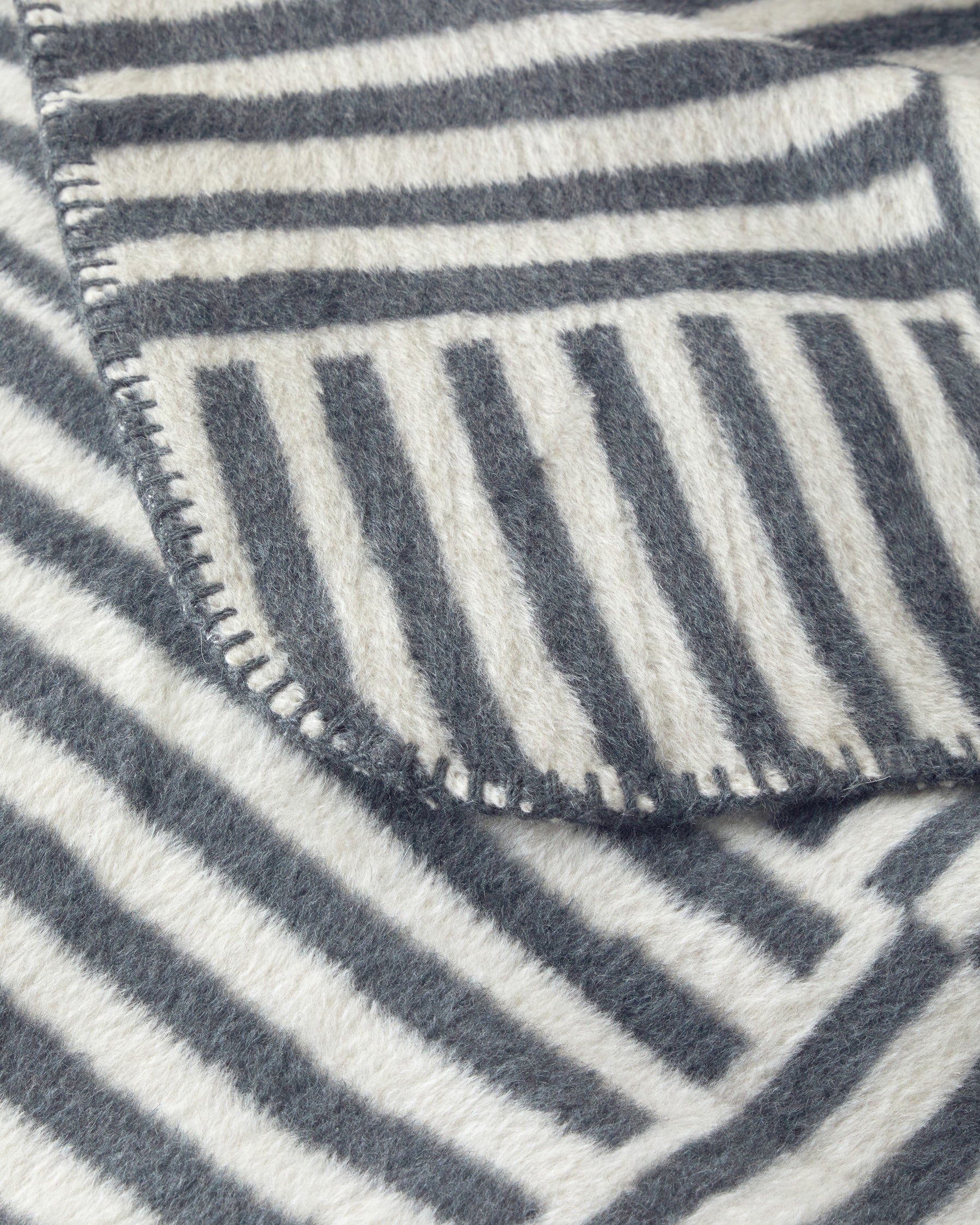 New Line Acrylic TV Blanket 130x170 cm Black-Cream (view 3)
