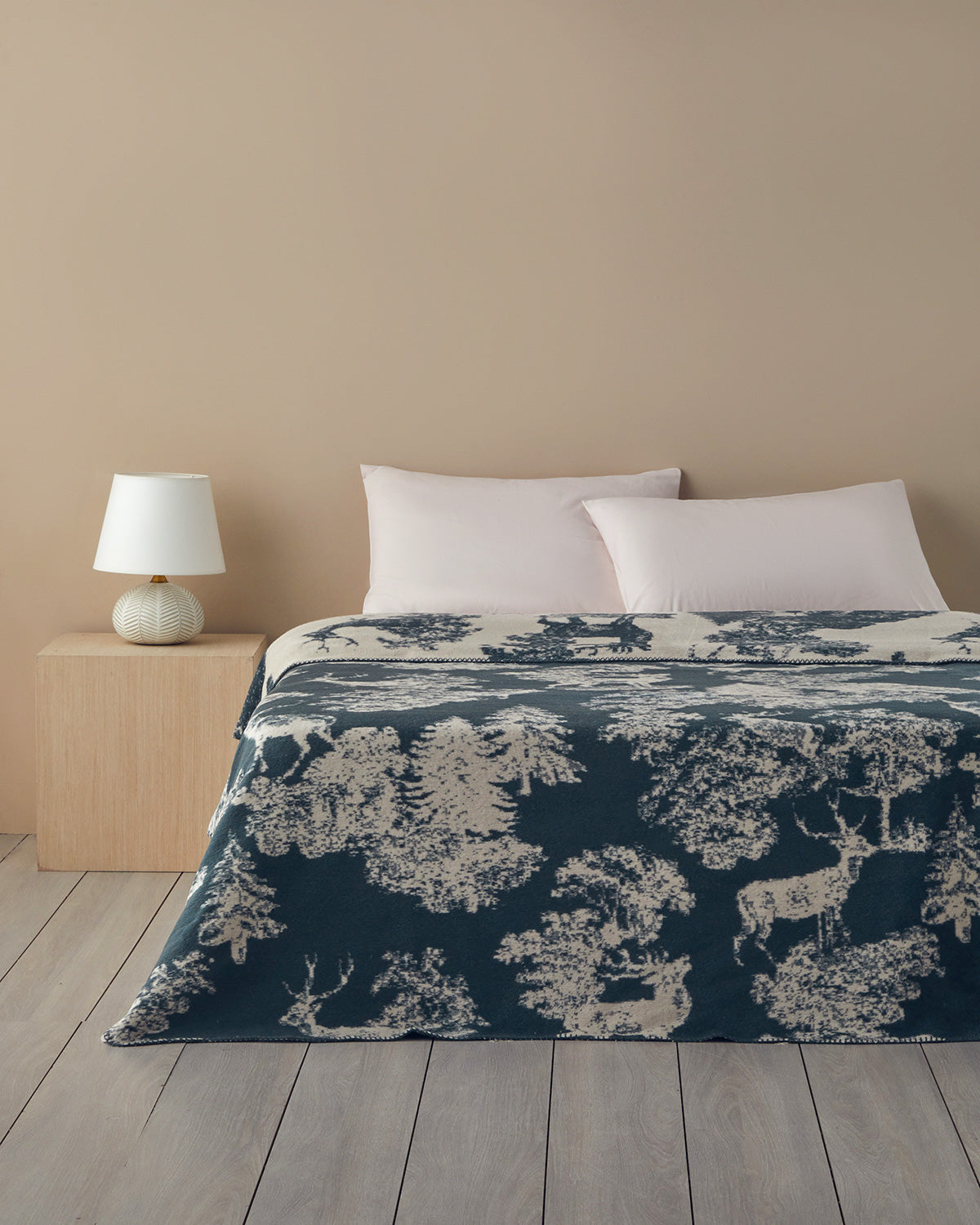Forest Toile Cotton Blanket Green (view 5)