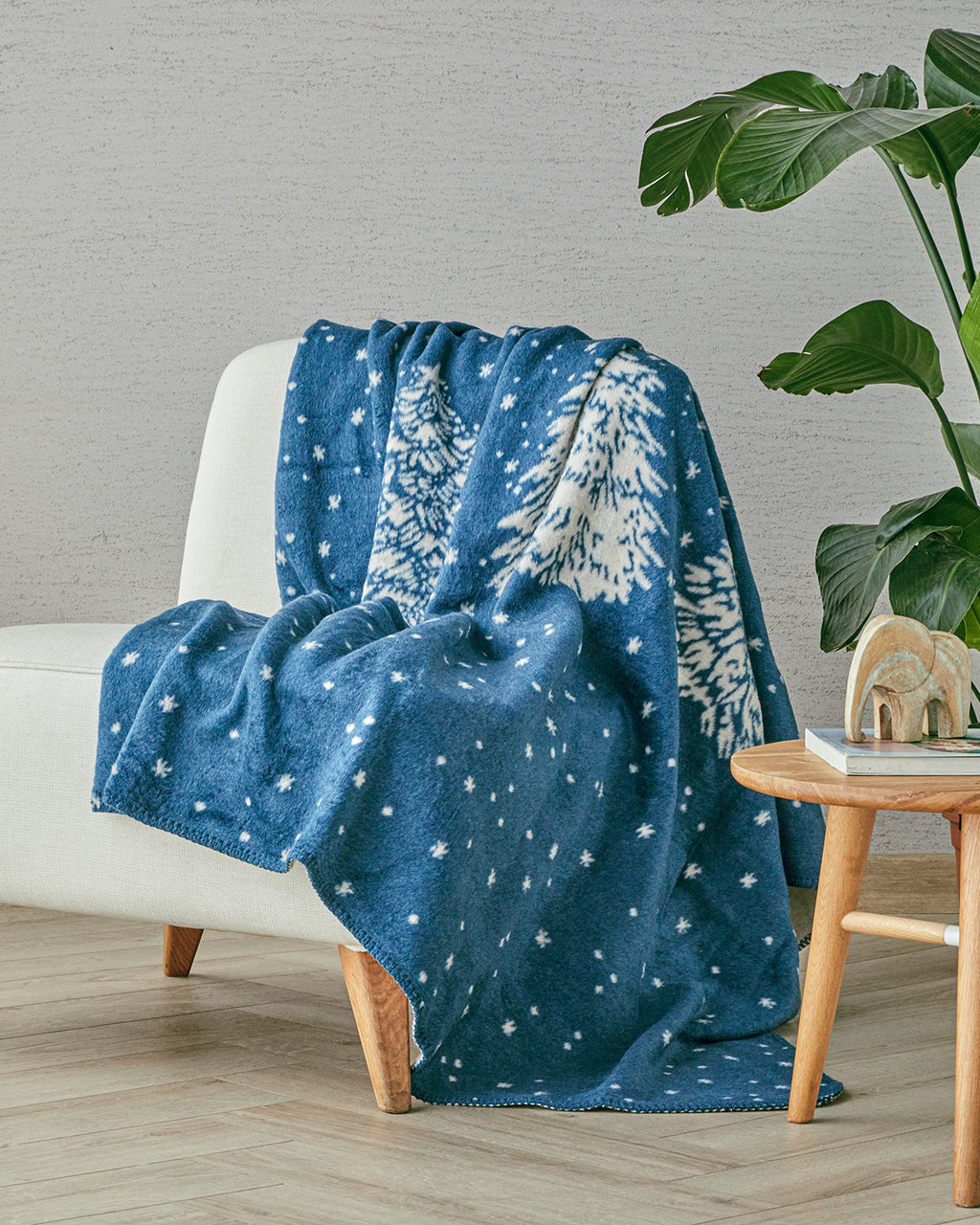 Pine Trees Acrylic TV Blanket 130x170 cm Petrol Blue (view 2)