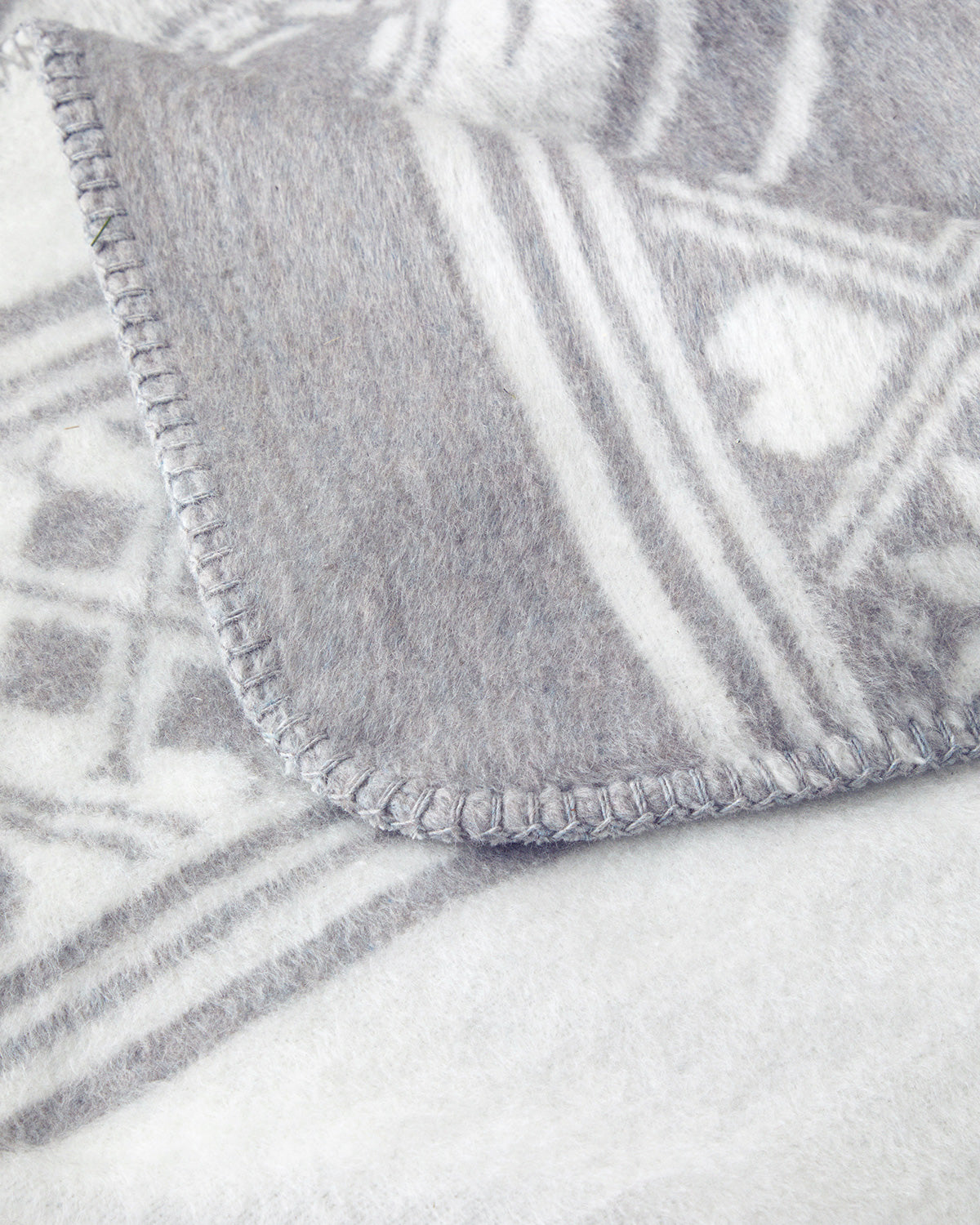 Embrace of Love Acrylic TV Blanket 130x170 cm Gray (view 3)