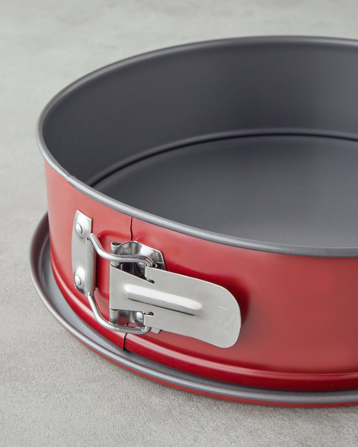 Carbon Steel Classical Springform Round Cake Mold 28x7.6 cm Red (view 4)
